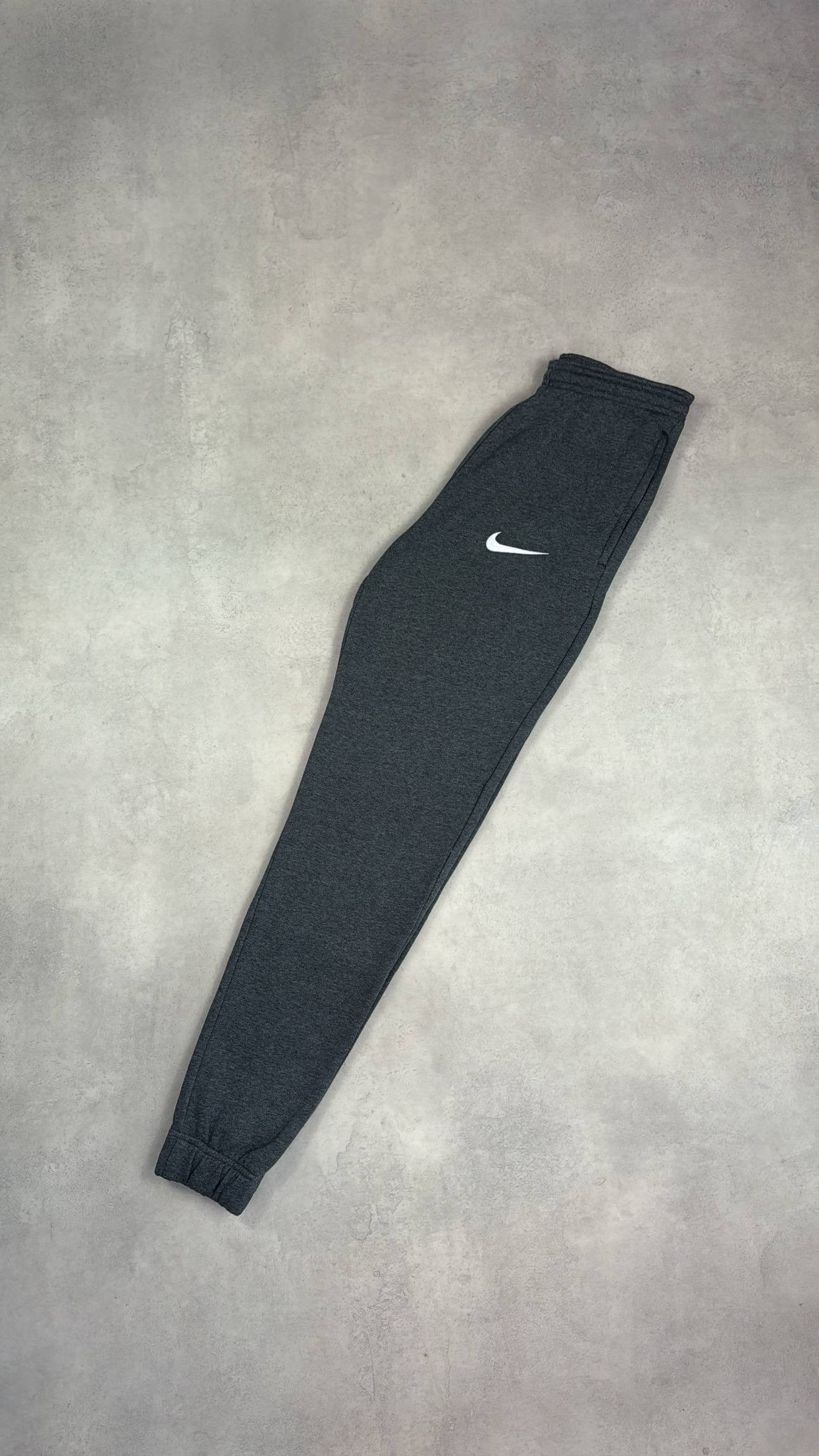 Nike Club Swoosh Pants - Charcoal